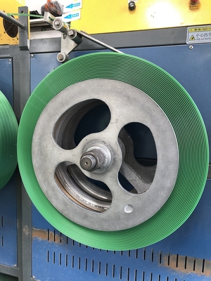 Λουρί της PET που κατασκευάζει τη μηχανή 932mm το πλάτος λουριών με το λάθος 0.2mm για τη βιομηχανική χρήση