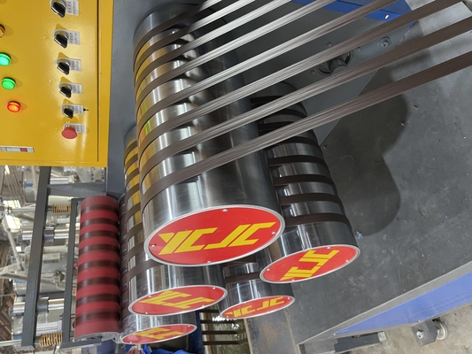 Μηχανή υψηλής ταχύτητας PP Strapping Roll Making Ρυθμίσιμη ένταση 110*3300 βίδα