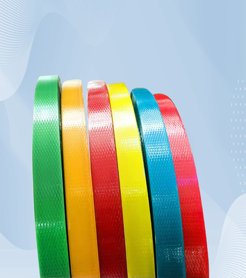 Διασπασμένη ανθεκτική 32mm ζώνη PET συσκευασίας φορτίου πλαστική που δένει το ρόλο